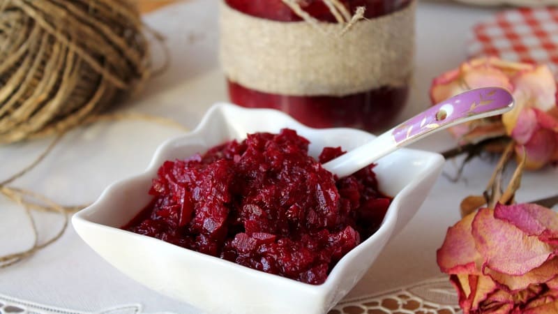 Paano mabilis at masarap ang pag-pickle ng mga beet: isang express recipe para sa mga bisita at mga paraan upang mapanatili ang mga gulay para sa taglamig