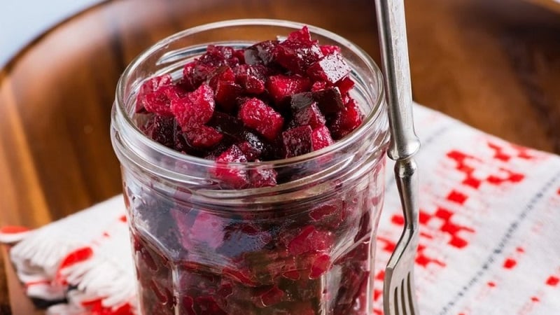 Paano mabilis at masarap ang pag-pickle ng mga beet: isang express recipe para sa mga bisita at mga paraan upang mapanatili ang mga gulay para sa taglamig