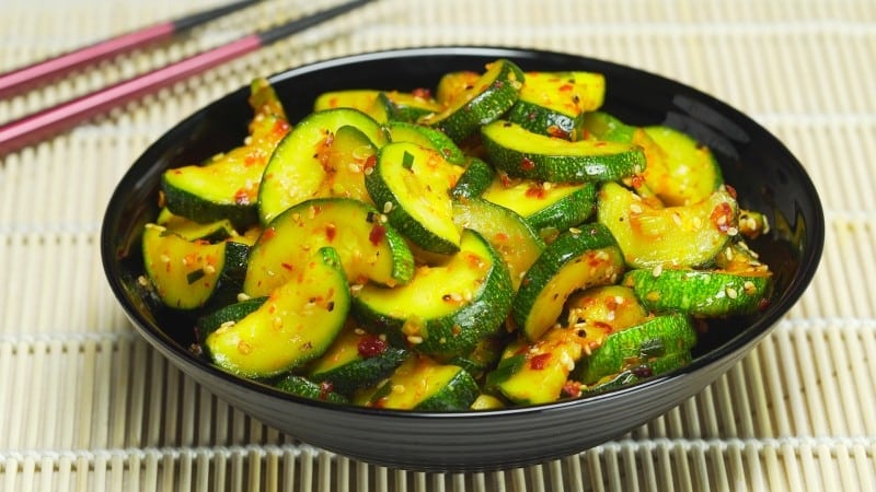 Orihinal na do-it-yourself na meryenda sa taglamig: kung paano mag-pickle ng zucchini - 12 pinaka masarap na mga recipe