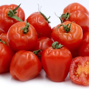 Una varietà dal nome appetitoso - Pomodoro fragola: coltivalo correttamente e raccogli fino a 5 kg per cespuglio