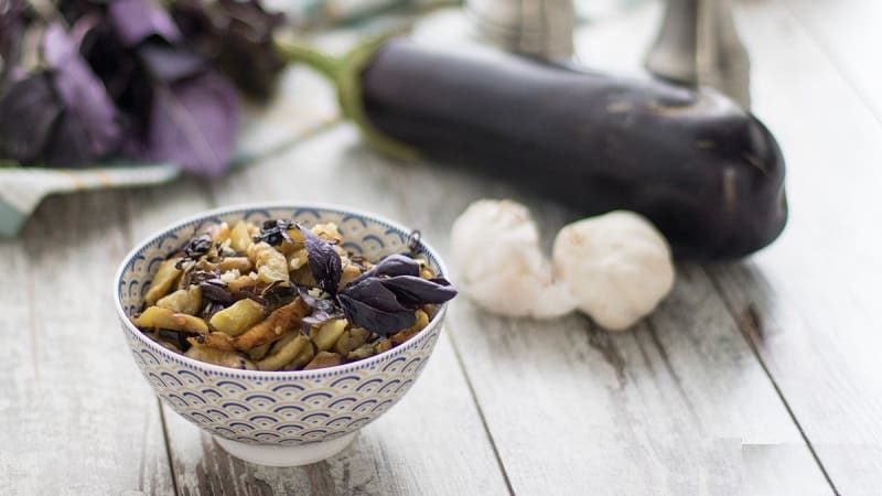 Hva er en aubergine - er det et bær eller en grønnsak: la oss finne ut av det sammen og bli bedre kjent med planten