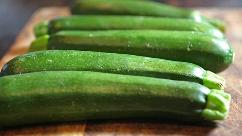 Hva er zucchini squash: la oss bli kjent med arten, dyrke den på vår egen tomt og bruke den til deilige retter