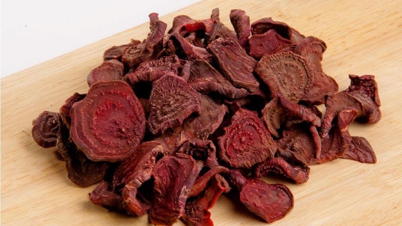 An interesting preparation for the winter: we store dried beets correctly along with the tops and use them in cooking