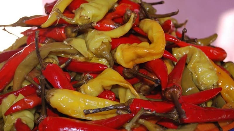 Cómo preparar pimientos tsitsak en escabeche para el invierno: recetas sencillas y recomendaciones para la preparación y su almacenamiento.