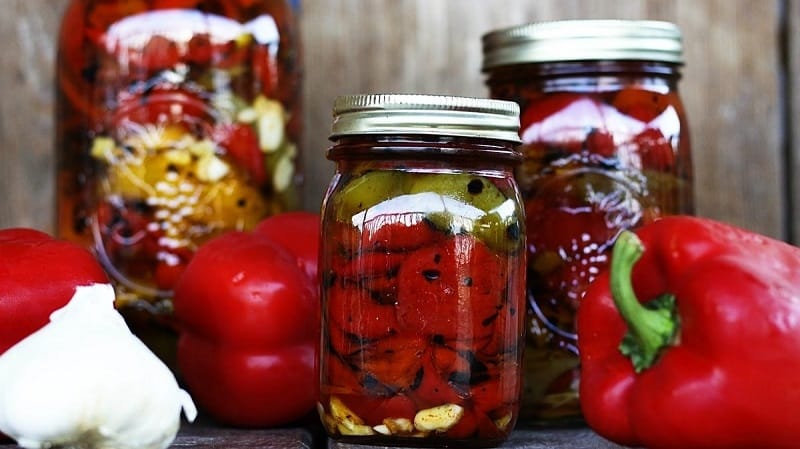 Cómo cocinar pimientos encurtidos en aceite para el invierno: recetas sencillas de amas de casa experimentadas