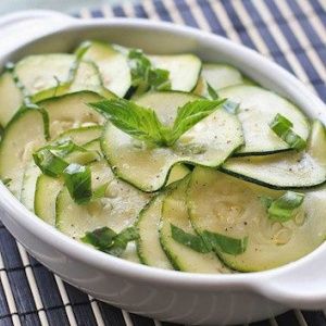 Sådan laver du hurtigkogning letsaltet zucchini: de bedste måder