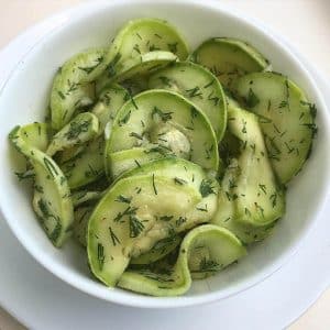 Hoe maak je snelkokende licht gezouten courgette: de beste manieren