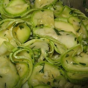 Sådan laver du hurtigkogning letsaltet zucchini: de bedste måder