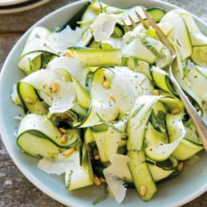 Sådan laver du hurtigkogning letsaltet zucchini: de bedste måder