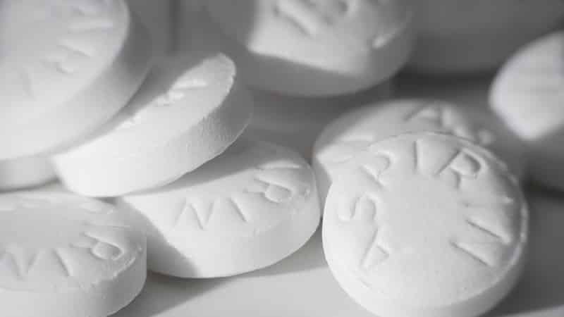 Chúng tôi áp dụng kinh nghiệm của những cư dân mùa hè có kinh nghiệm - cách xử lý cà chua bằng aspirin và cách điều này sẽ giúp tạo ra năng suất dồi dào