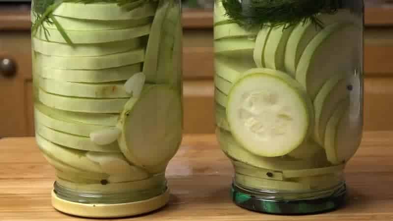 Et udvalg af de 20 mest lækre måder at sylte zucchini på i glas til vinteren