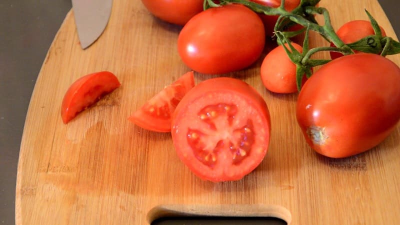 Den diabolske tomaten utviklet av japanske oppdrettere: hvorfor den er god og hvorfor den er elsket av innenlandske bønder