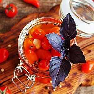 As mais deliciosas receitas de conserva de tomate cereja em potes para o inverno: instruções e segredos de donas de casa experientes