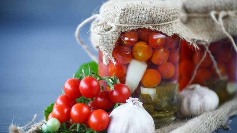 Menyediakan tomato ceri untuk musim sejuk: resipi terpelihara yang paling lazat dan cadangan untuk penyediaan mereka