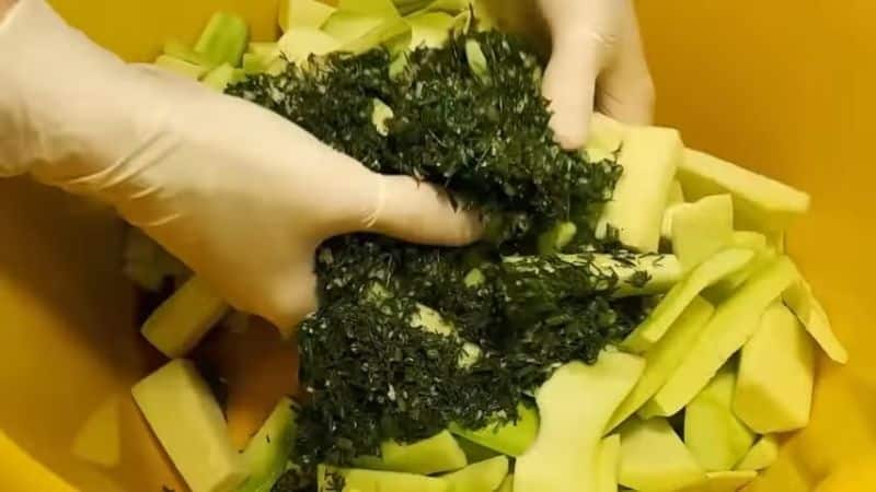 Spuntini invernali originali fai-da-te: come mettere in salamoia le zucchine - 12 ricette più deliziose