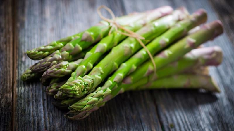 É possível comer espargos durante a amamentação e como cozinhá-los corretamente