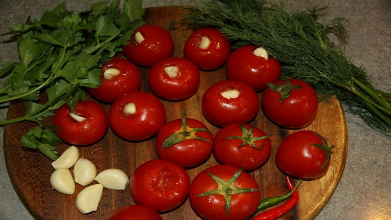 Cara memasak tomato manis yang lazat dan asli dalam balang liter untuk musim sejuk