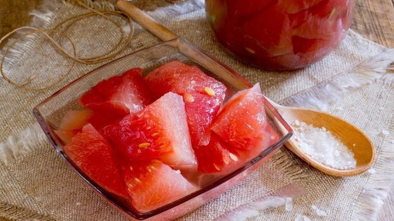 How to prepare delicious and healthy watermelons in your own juice for the winter