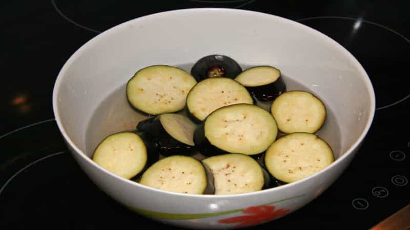 Hoe u aubergines thuis vers kunt invriezen voor de winter, en wat u ervan kunt koken