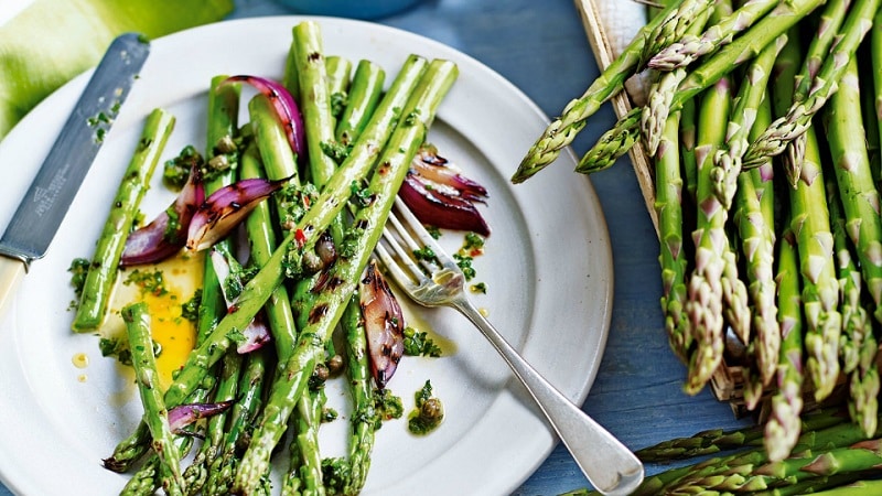 Ang mga benepisyo ng adobo na asparagus at kung paano lutuin ito sa bahay