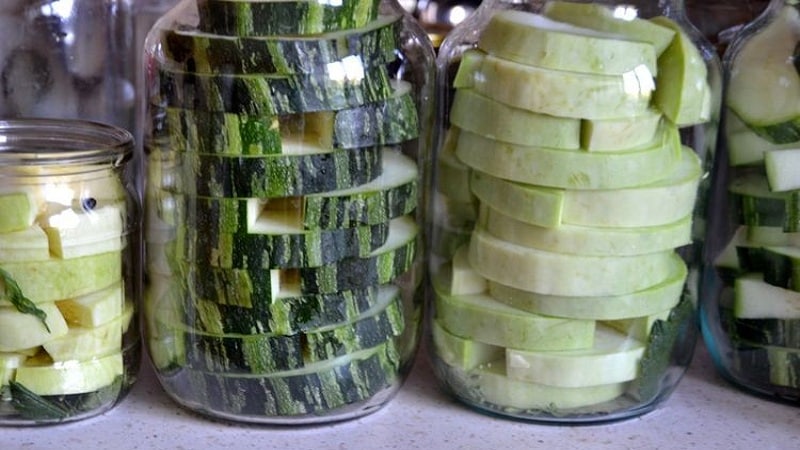 Isang seleksyon ng pinakamahusay na mga recipe para sa de-latang zucchini: magluto ng masarap at sorpresahin ang iyong mga bisita