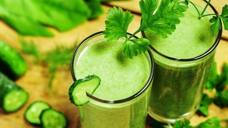 Paano nakakaapekto ang cucumber juice sa katawan: mga benepisyo at pinsala, mga paraan ng paggamit