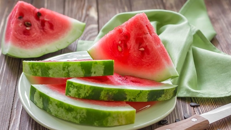 Wie erkennt man, dass eine Wassermelone schlecht geworden ist und was ist in diesem Fall zu tun?