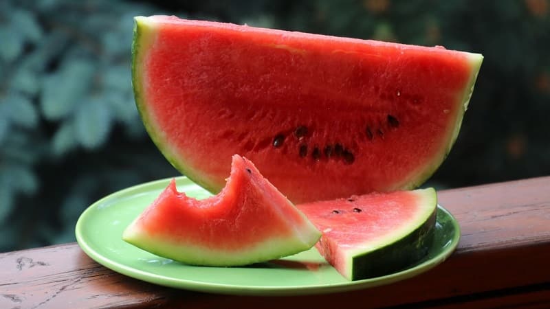 Wie erkennt man, dass eine Wassermelone schlecht geworden ist und was ist in diesem Fall zu tun?