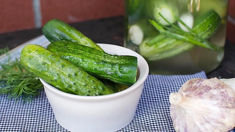 Cómo preparar pepinos aromáticos y crujientes con mostaza para el invierno.