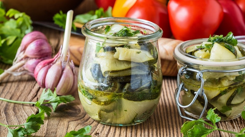 Paano magluto ng adobo na zucchini para sa taglamig nang walang isterilisasyon: ang pinakamahusay na mga recipe at kapaki-pakinabang na mga tip