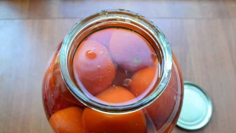 Cara memasak tomato manis yang lazat dan asli dalam balang liter untuk musim sejuk