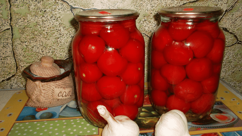 Cara memasak tomato manis yang lazat dan asli dalam balang liter untuk musim sejuk