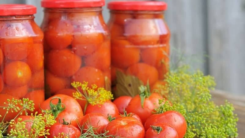 Cara memasak tomato manis yang lazat dan asli dalam balang liter untuk musim sejuk