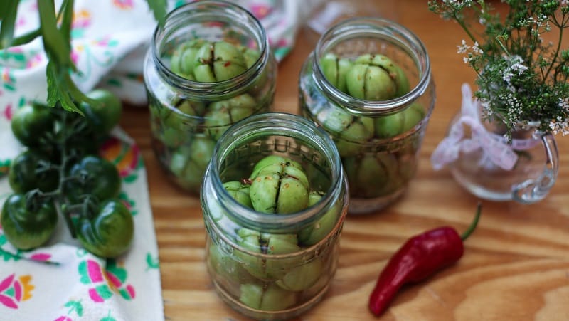 Hoe je gezouten groene tomaten heerlijk kunt koken voor de winter: een selectie van de beste recepten