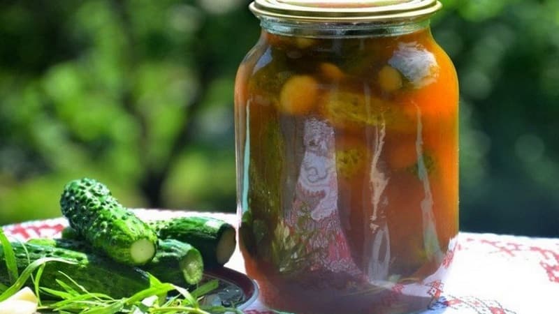 Come preparare i cetrioli sottaceto con ketchup al peperoncino per l'inverno: ricette e consigli