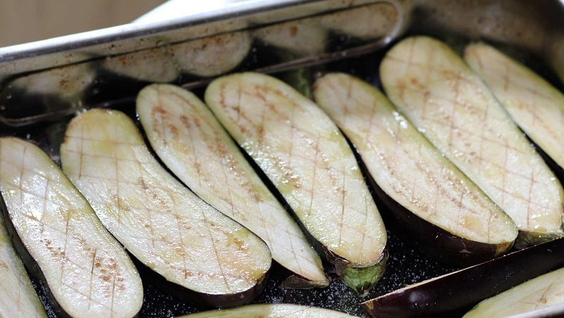 Paano i-freeze ang mga eggplants na sariwa para sa taglamig sa bahay, at kung ano ang lutuin mula sa kanila