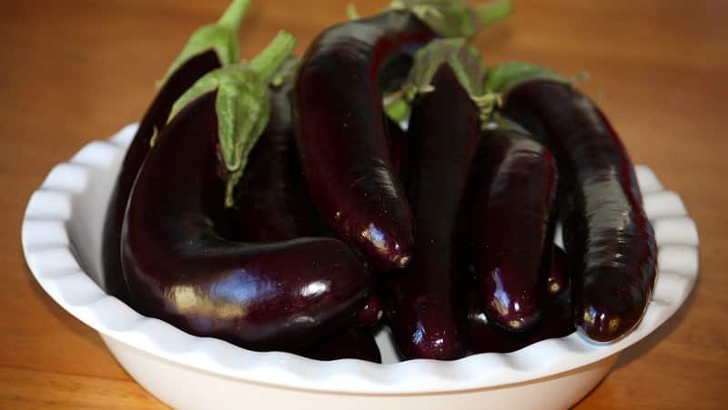 Hoe u aubergines thuis vers kunt invriezen voor de winter, en wat u ervan kunt koken