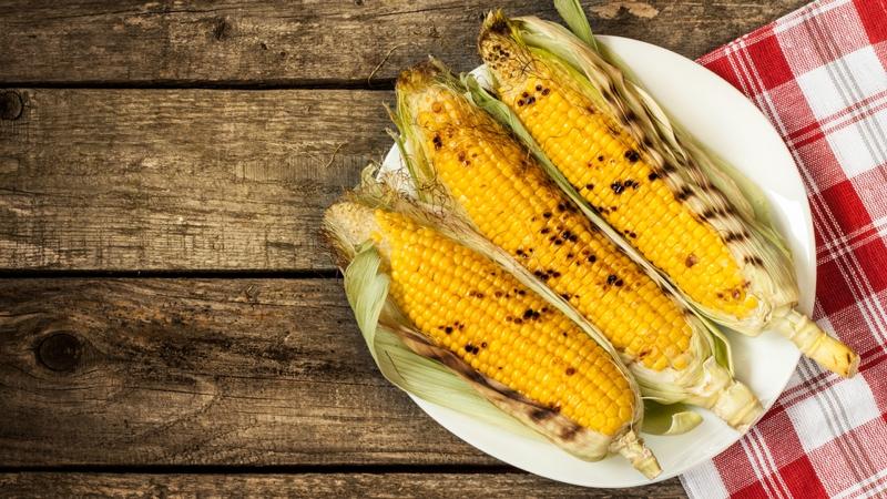 Caloriegehalte van maïs en kenmerken van de samenstelling: vitamines, mineralen en gunstige eigenschappen van de koningin van de velden