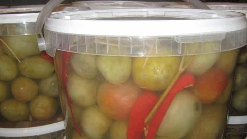 The best methods for cold pickling green tomatoes in a bucket