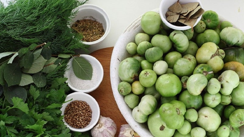 De beste methoden voor het koud beitsen van groene tomaten in een emmer