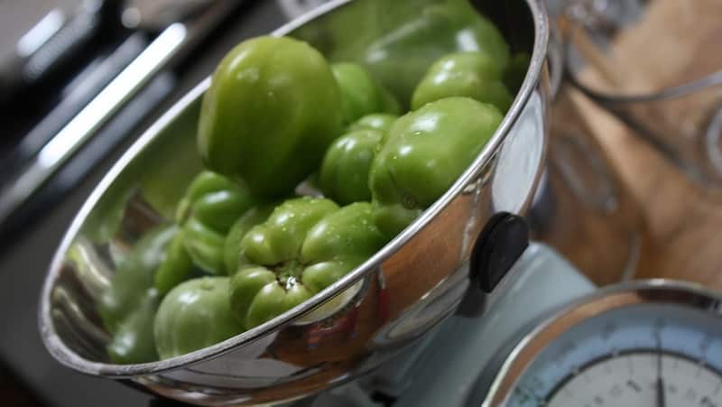 Os melhores métodos para conservar tomates verdes em um balde