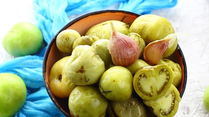 Parimad meetodid roheliste tomatite külmmarineerimiseks ämbris