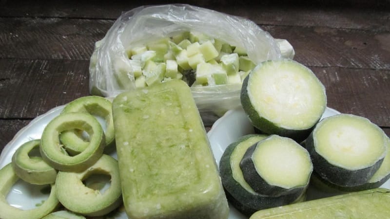 Posible bang i-freeze ang zucchini para sa taglamig at kung paano ito gagawin nang tama: mga tagubilin sa paghahanda at payo mula sa mga may karanasan na maybahay