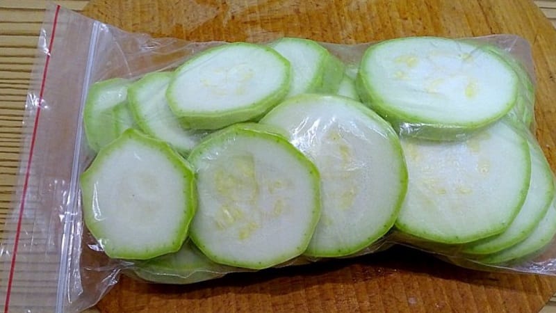 Is het mogelijk om courgette voor de winter in te vriezen en hoe je dit op de juiste manier doet: bereidingsinstructies en advies van ervaren huisvrouwen