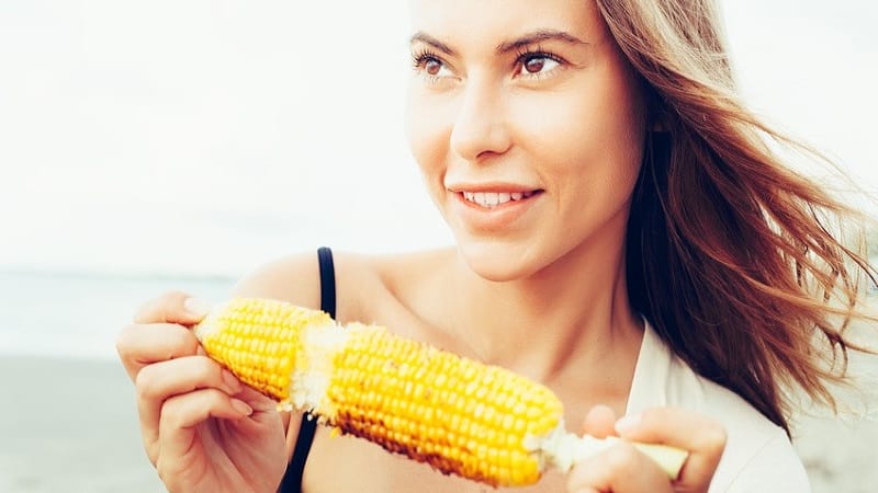 Ist es möglich, beim Abnehmen gekochten Mais zu essen: Kaloriengehalt, Schaden und Nutzen des Getreides