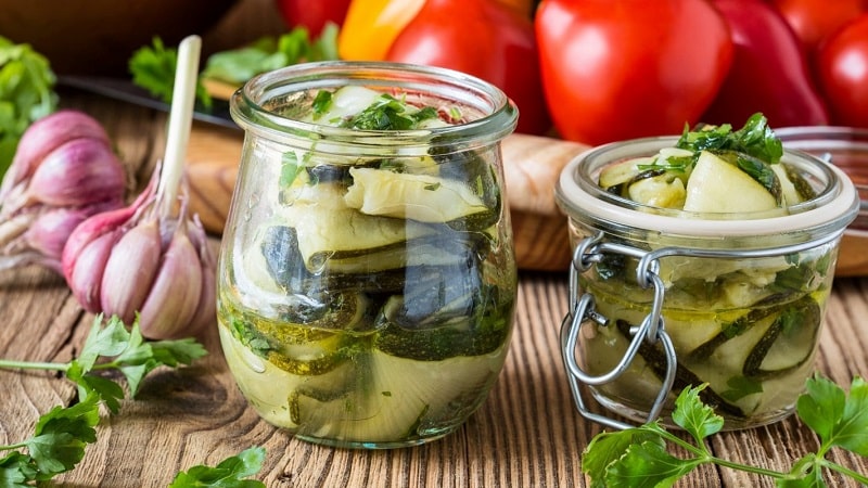 Pilihan resipi terbaik untuk zucchini dalam tin: masak dengan lazat dan mengejutkan tetamu anda