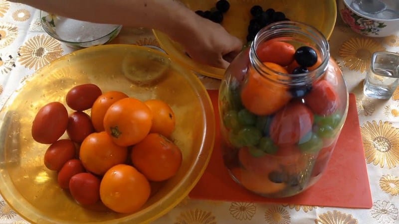 As mais deliciosas receitas de tomate em conserva em potes para o inverno: como preparar e enrolar corretamente os preparos