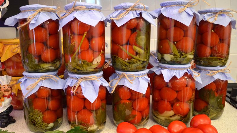 Die leckersten Rezepte für eingelegte Tomaten im Glas für den Winter: So bereiten Sie die Zubereitungen richtig zu und rollen sie auf