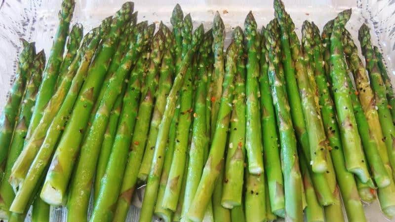 O que há de bom nos aspargos congelados e como cozinhá-los corretamente