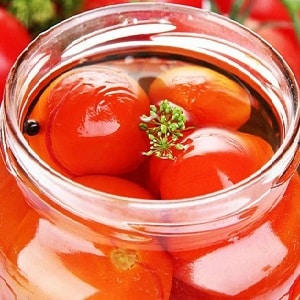 Comment bien préparer des tomates salées en bocaux, froides en fûts : recettes et conseils utiles